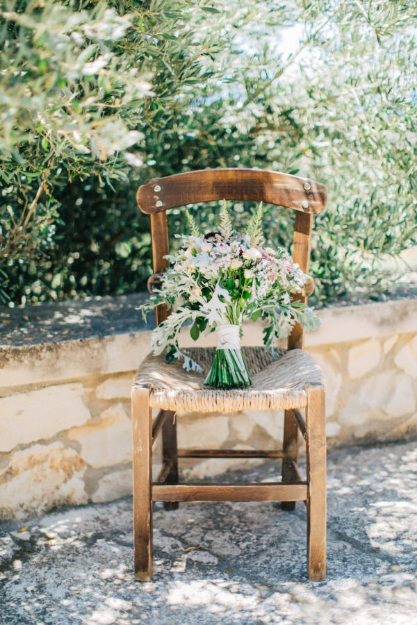 Flower bouquet by Fabio Zardi captured by professional wedding photographer during a destination wedding in Agreco farm in Crete.
